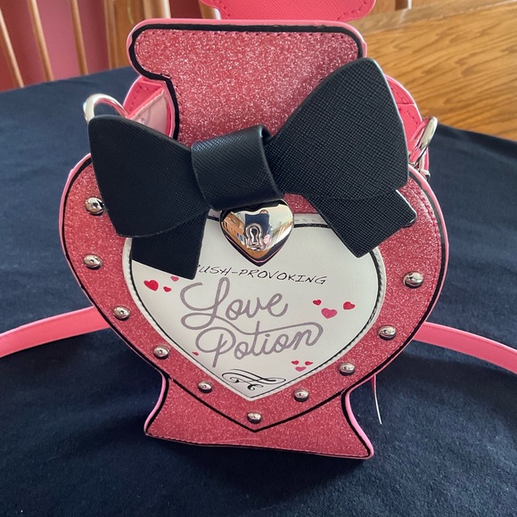 NWT Betsey Johnson Limited Edition, Crush Provoking, Love Potion Crossbody - Picture 2 of 16